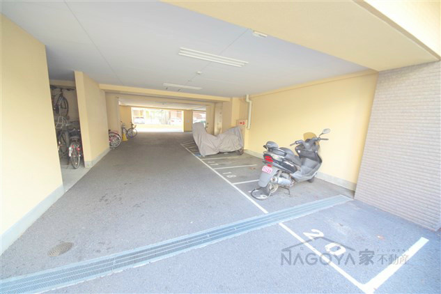クレシェール大須 駐車場