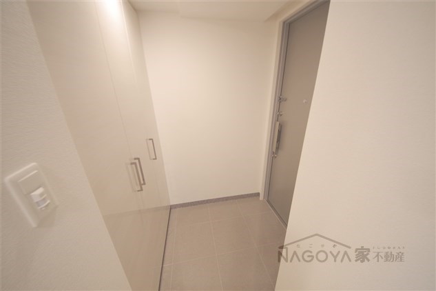 プレミアムコート葵 玄関