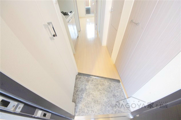 プレサンス名古屋城前ラバンカ 玄関