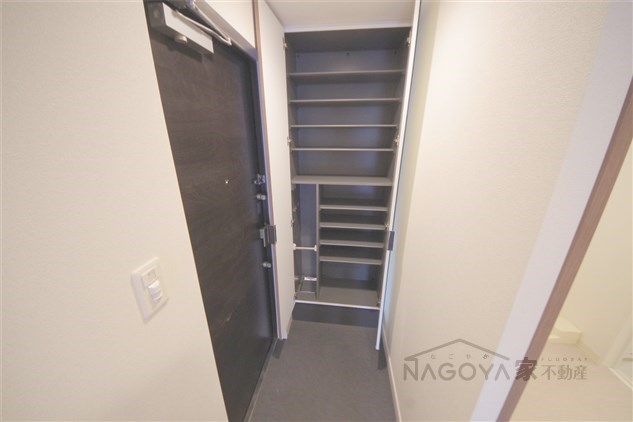 プレサンス広小路通葵 玄関