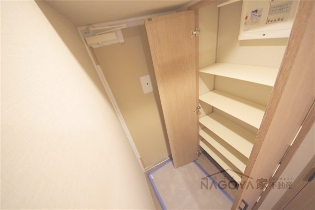 ルーエ今池 玄関