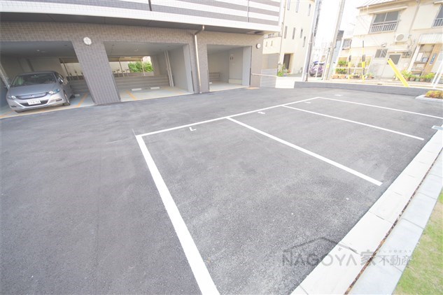 古出来エンブルコート 駐車場