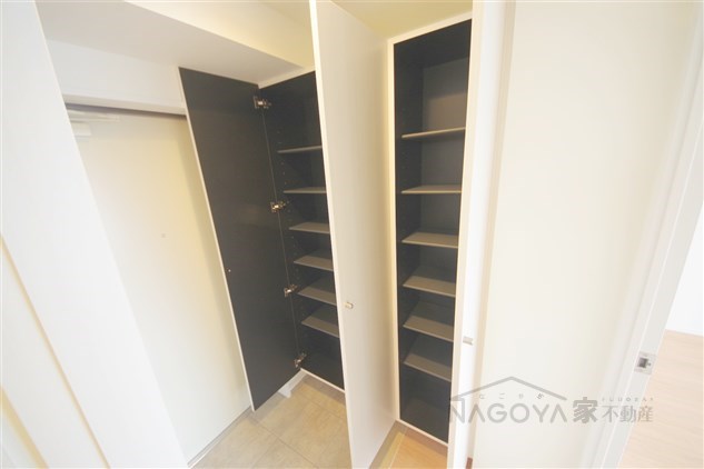 ルーエ金山 玄関