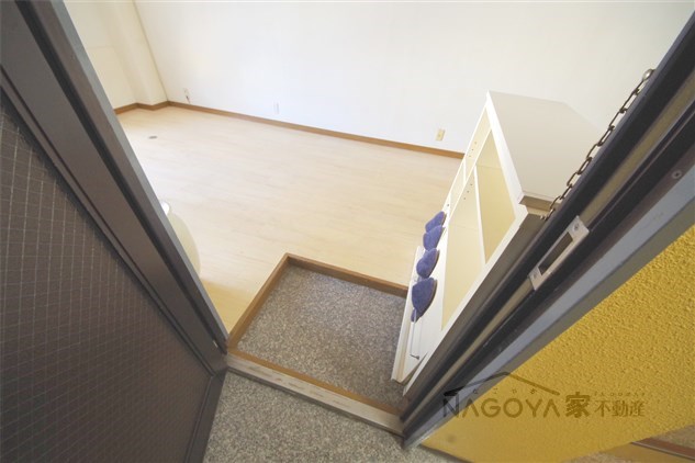 ツインビービル５春岡 玄関