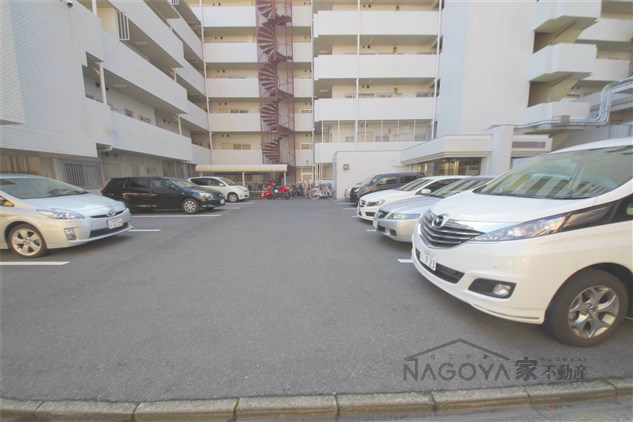 レジデンス代官町スクエア 駐車場