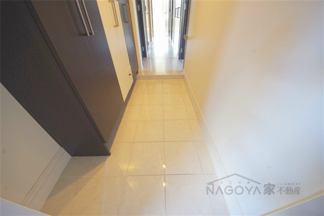 グランカーサ上前津 玄関