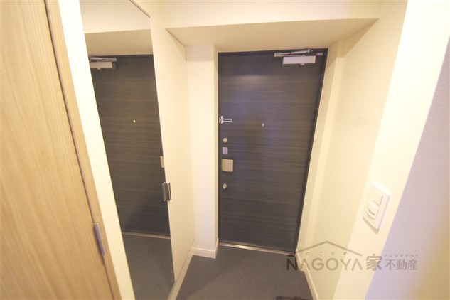 プレサンス鶴舞ファースト 玄関