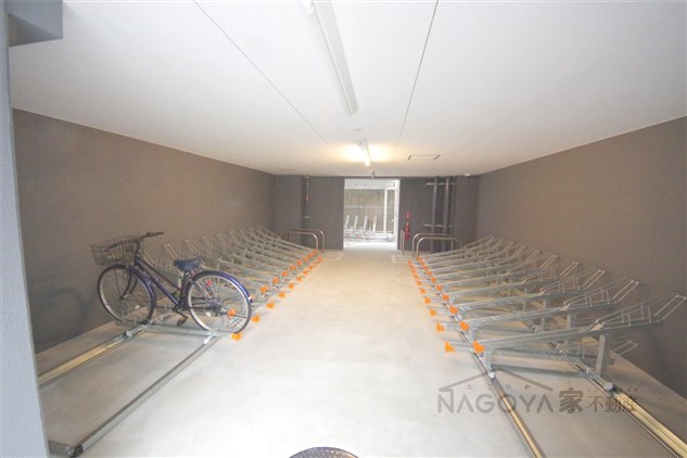 プレサンス鶴舞ファースト 駐車場
