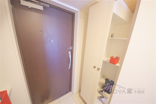 アレーヌコート金山 玄関