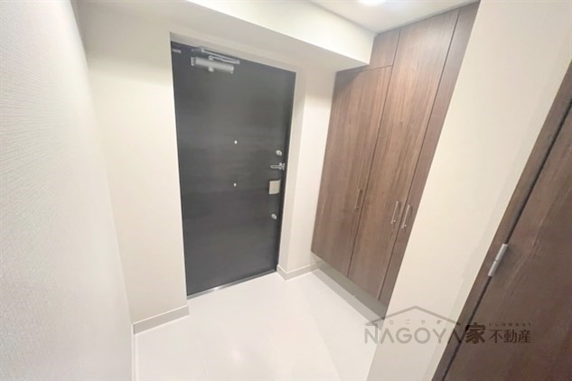 プレサンスロジェ葵 玄関