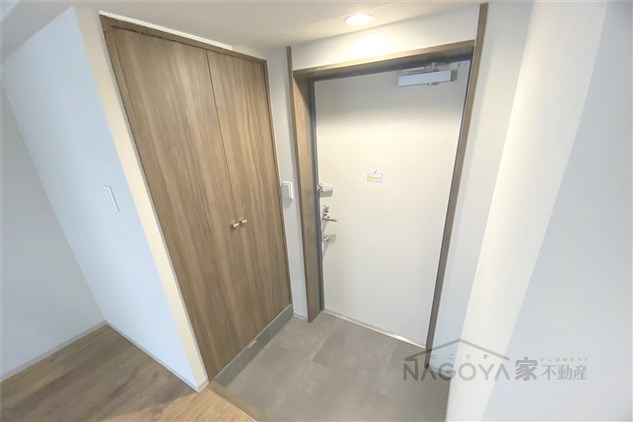 レジデンスT・L新栄 玄関