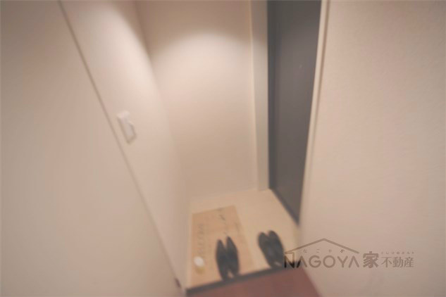 ＭＩＬＥＳ　ＴＯＮＥＳ 玄関