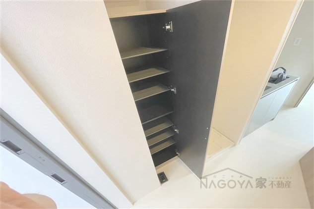 RESENCE　CHIKUSA 玄関