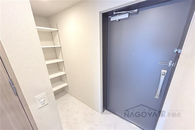 デュオフラッツ栄 玄関