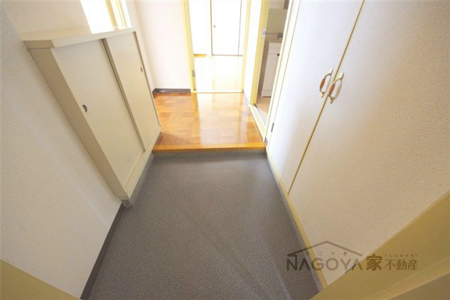 イエローハウス栄 玄関