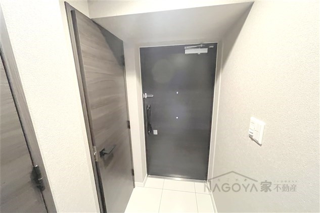 プレサンスロジェ栄パークサウス 玄関