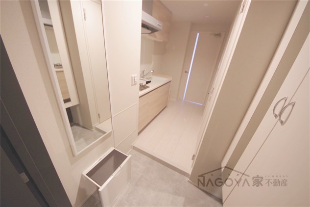 ロイヤルカーサ千種 玄関