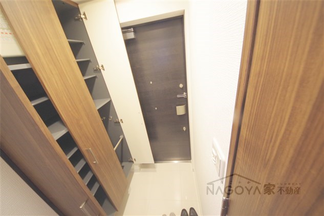 プレサンスロジェ上前津駅前 玄関