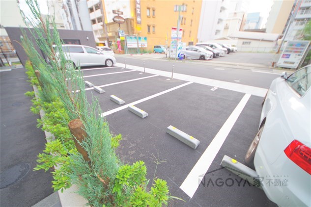 プレサンスSAKAEフロント 駐車場