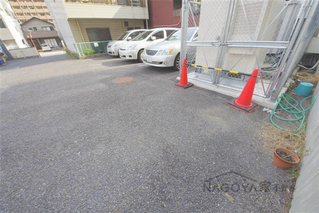 ケーエム泉 駐車場