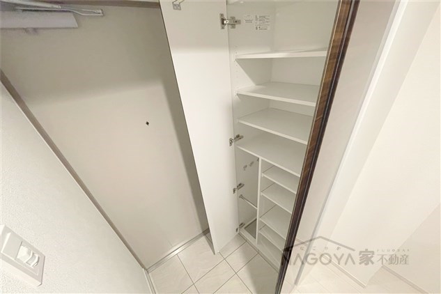 ディアレイシャス大須観音Ⅲ 玄関