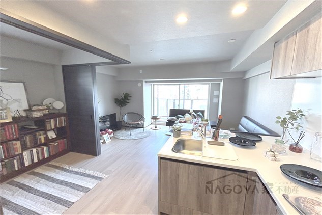 プレサンスロジェ栄三丁目 リビング