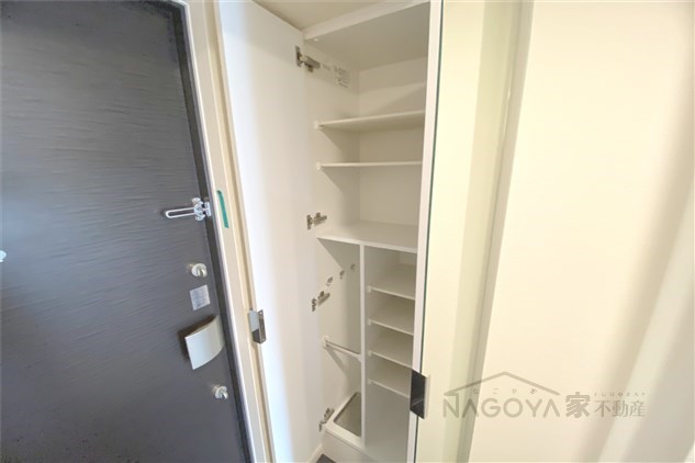 プレサンスTHE新栄 玄関