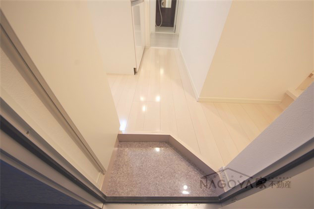 ヴィラ・トゥルヌソル 玄関