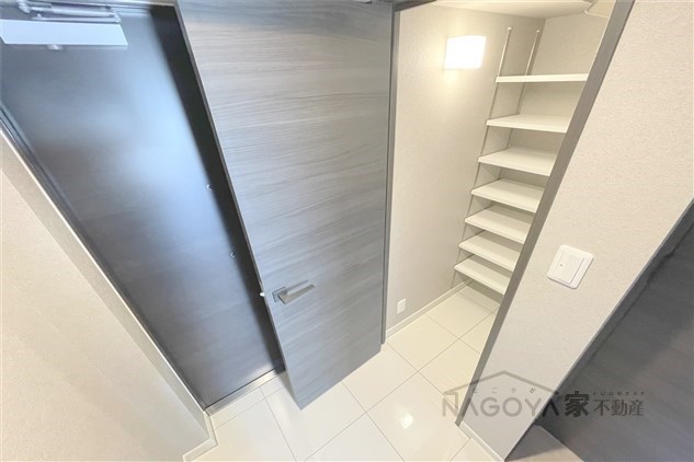 プレサンスロジェ栄パークサウス 玄関