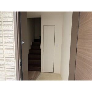 ヒルサイド見附町 玄関