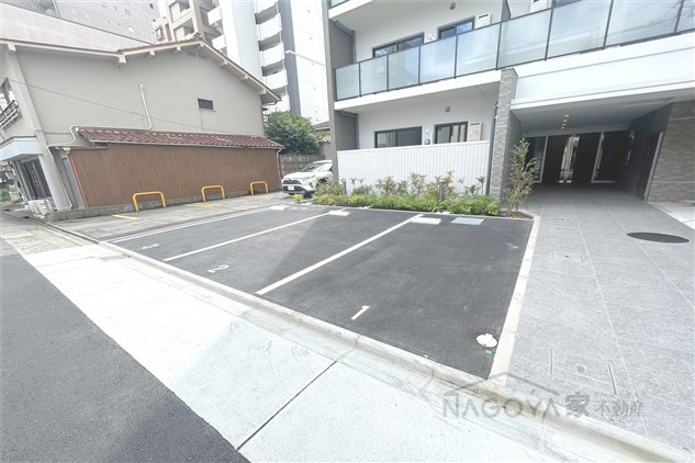 CLOVER泉 駐車場
