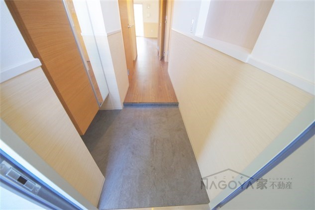 マルーン白壁 玄関