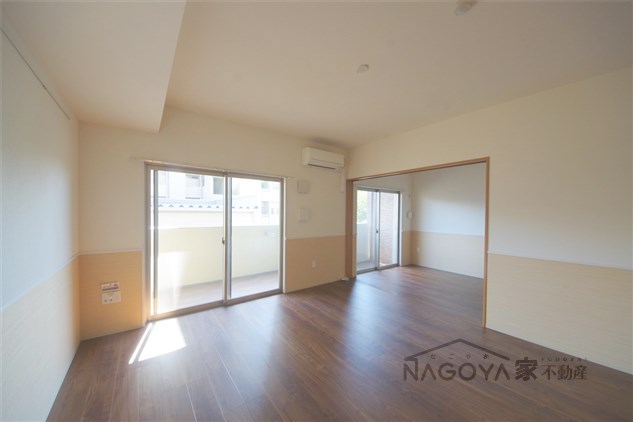 マルーン白壁 リビング