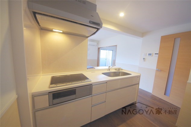 マルーン白壁 キッチン