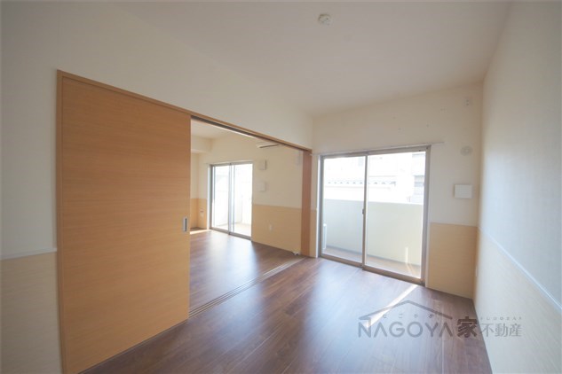 マルーン白壁 ベッドルーム