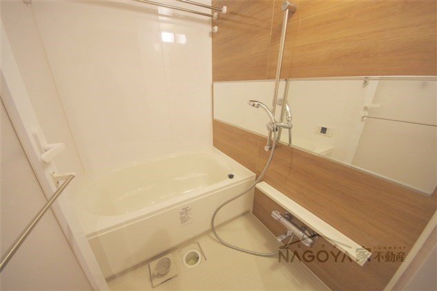 マルーン白壁 風呂画像