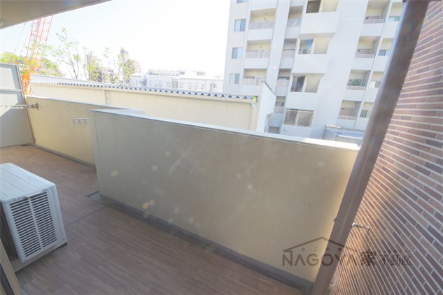 マルーン白壁 ベランダ