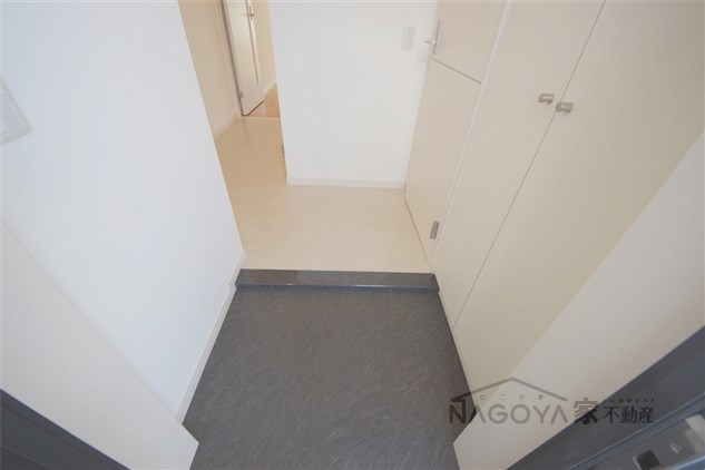 エルミタージュ新栄 玄関