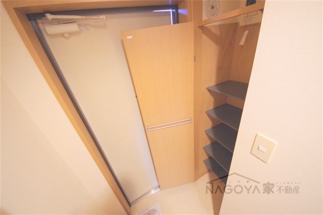 エステート愛和 玄関