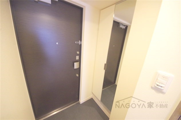 プレサンス名古屋ルーカス 玄関