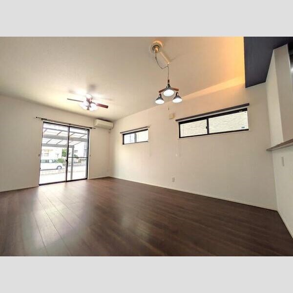 山田4丁目戸建 リビング