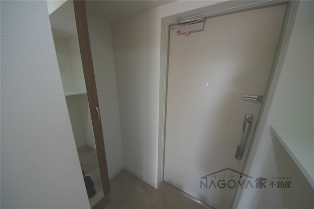 ヴェーラカーサウルバーナ 玄関