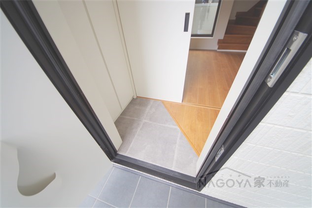 カーサ９名駅 玄関