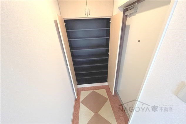 プロビデンス栄南 玄関