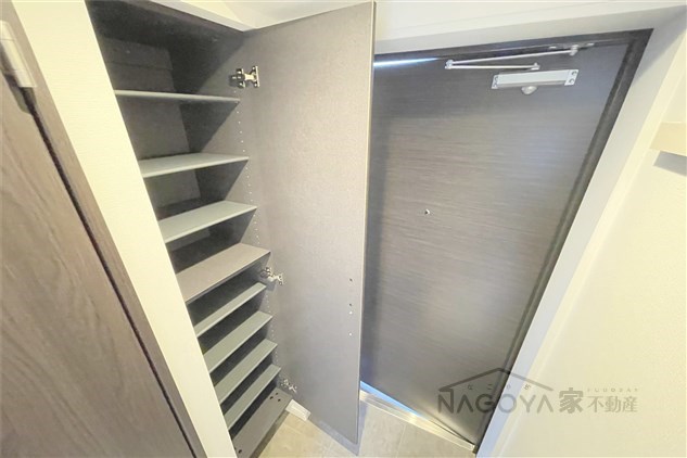 エステシア名駅 玄関