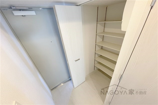 エスリード上前津LIVIA 玄関