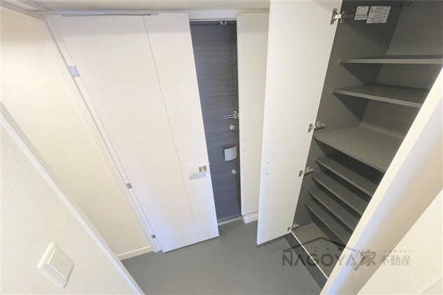 プレサンス名古屋グロウ 玄関