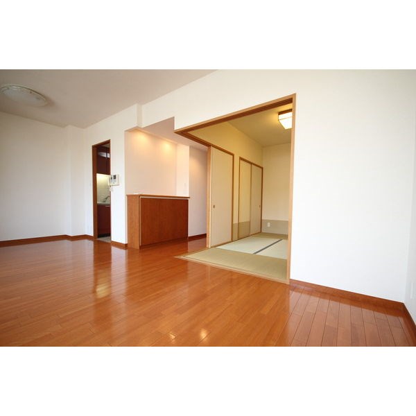 ファミリアーレ庄内通 リビング