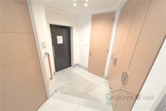 レジディア泉 玄関