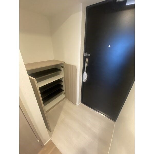 リシュドール川名駅 玄関